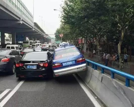 迈巴赫司机雨中截停女子硬塞伞，雨中温情的一幕