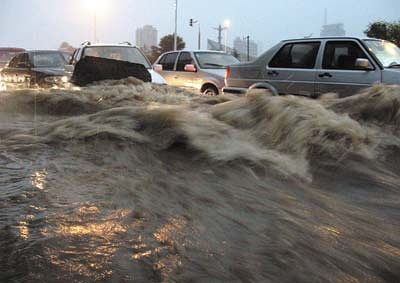 济南特大暴雨车辆被冲走事件真相解析