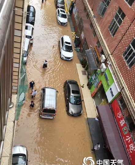 广州暴雨致水浸，沿街商铺损失惨重