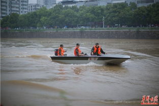 暴雨中他们筑起人形浮桥