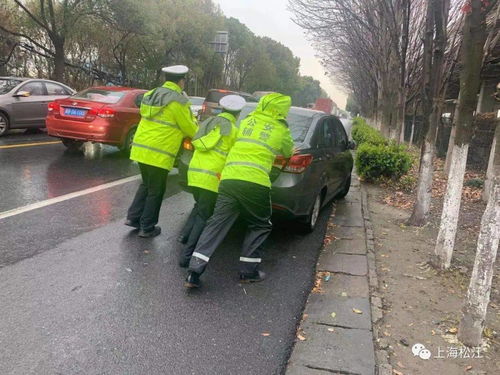 为躲避台风业主扎堆进车库