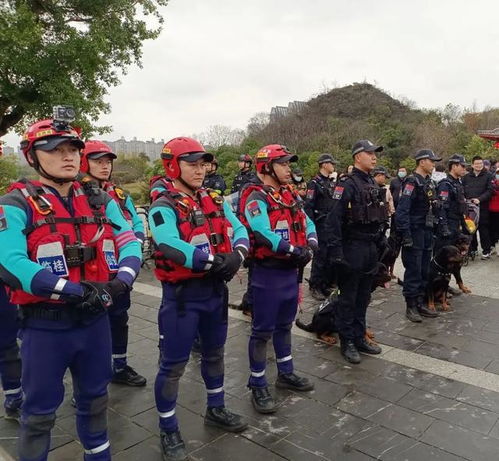 武汉烟花秀盛况空前，地铁人流涌动难以承载