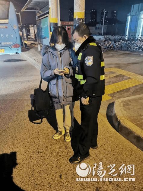 重庆街头执勤女特警火出圈