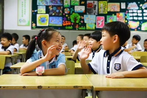 媒体之光，共餐行动，校长与孩子同享校园餐食