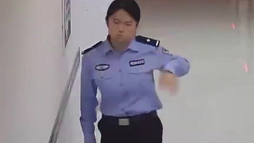 气到捶墙，一位年轻女警的成长与挑战