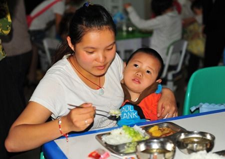 孩子在校吃饭花费引热议，如何平衡家庭负担与孩子成长需求？