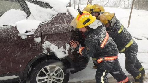 济南暴雪路上汽车变绝望冰壶